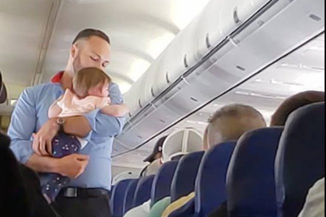 Steward amerykańskich linii lotniczych pomógł rodzicom uspokoić 9-miesięczne dziecko