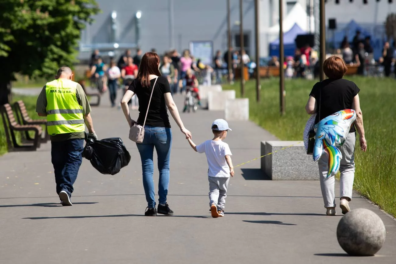 Mama z dzieckiem idzie przez miasto