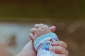 Na przełomie 2022/2013 roku w Polsce mamy do czynienia z tridemią – nałożeniem się zakażeń aż trzema różnymi wirusami (grypy, RSV i COVID-19). W grupie szczególnego ryzyka znajdują się małe dzieci. W ramach profilaktyki warto je zaszczepić