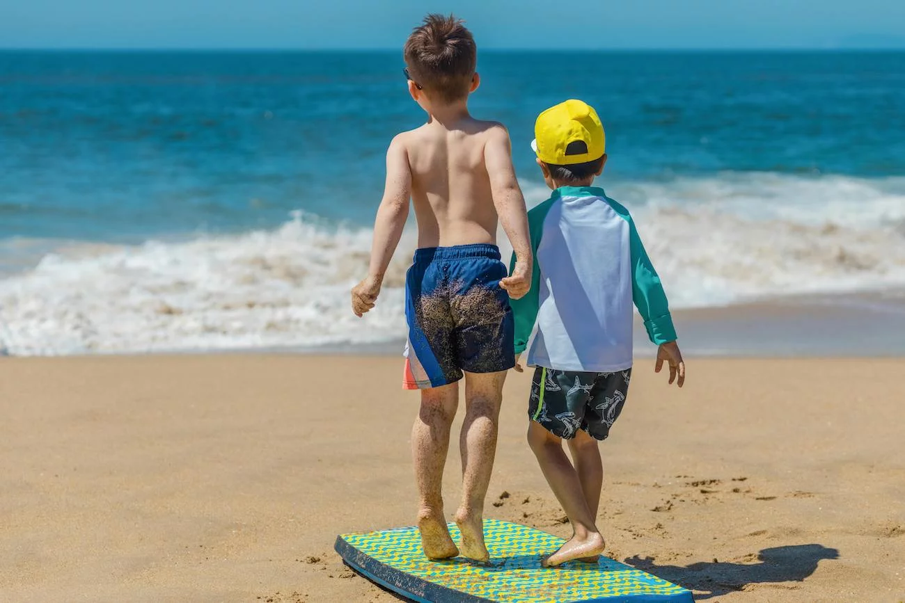 dzieci na plaży