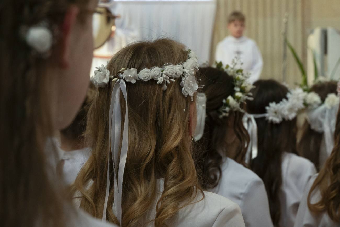 Ten komunijny trend to żenada. "Nie wypuszczą telefonu choćby na błogosławieństwie"
