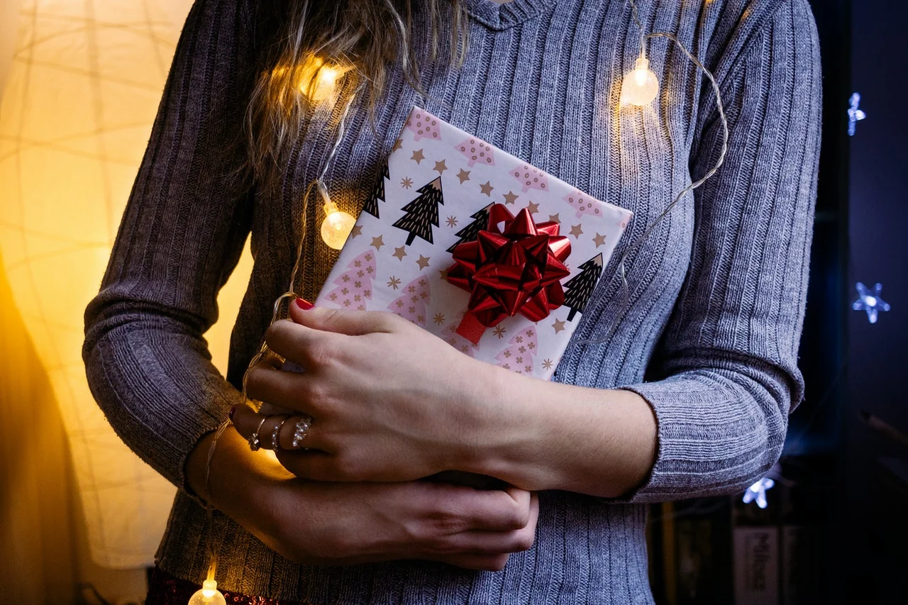 Prezent dla niej last minute. Co zrobić, gdy kurier nie dojedzie?