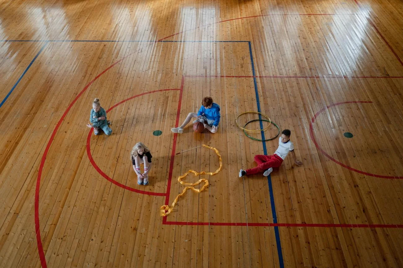 dzieci w hali sportowej