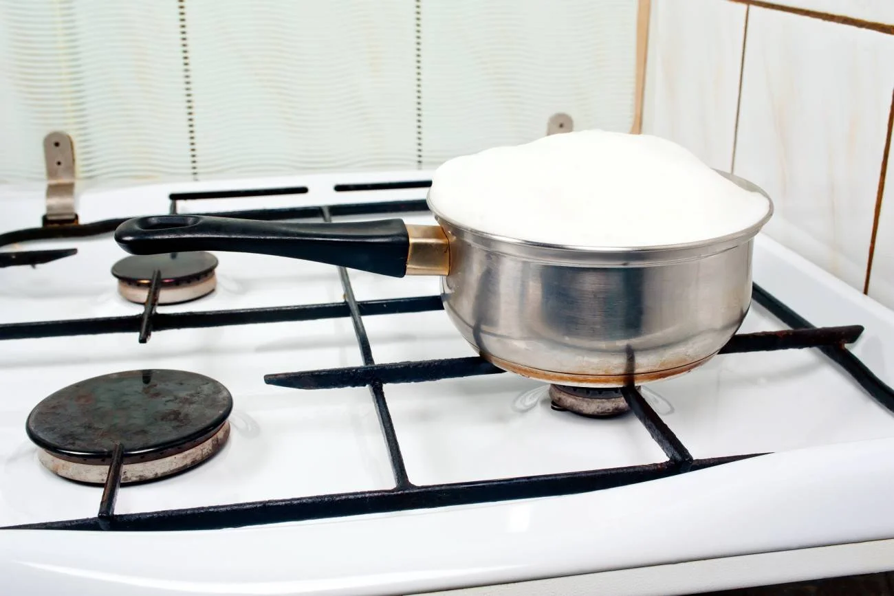 kuchenne triki, trik na kipiące mleko, kipiące mleko, kipiące ziemniaki, trik na gotowanie