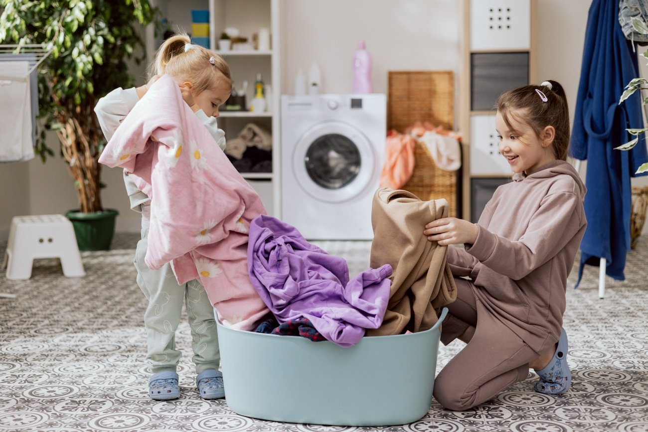 Jest kilka solidnych argumentów, które uzasadniają angażowanie małych dzieci w obowiązki domowe. Więcej na ten temat przeczytacie w bezpłatnym e-booku "E-pranie to rodzinne zadanie", dostępnego na stronie Ask Team Clean.