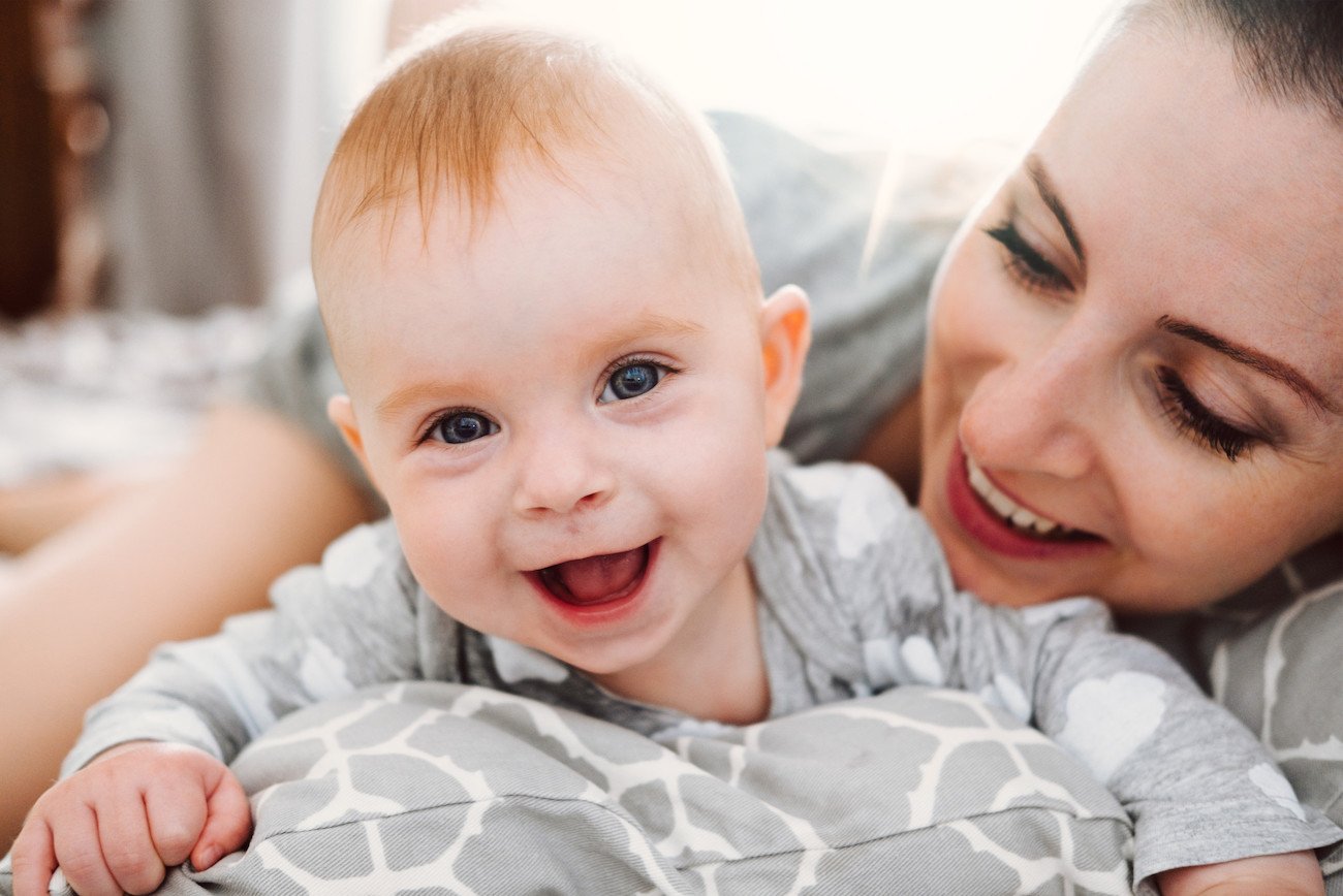 Pierwsze miesiące życia dziecka – jak wspierać rozwój ruchowy? Proste i intuicyjne wskazówki