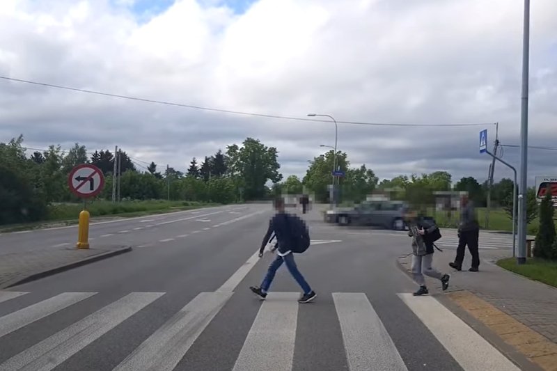 Piraci drogowi na pasach - dzieci nie mogą przejść przez zebrę