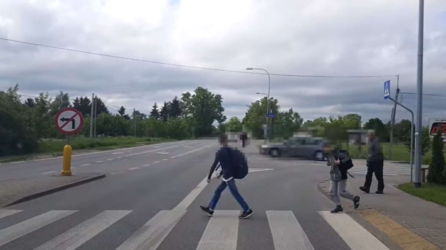 Piraci drogowi na pasach - dzieci nie mogą przejść przez zebrę