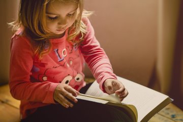 Edukacja hybrydowa definiowana jest jako nauka prowadzona częściowo w szkole, a częściowo w domu. To pojęcie można jednak rozciągnąć również na narzędzia edukacyjne. I takie połączenie sprawdza się świetnie np. w nauce czytania.