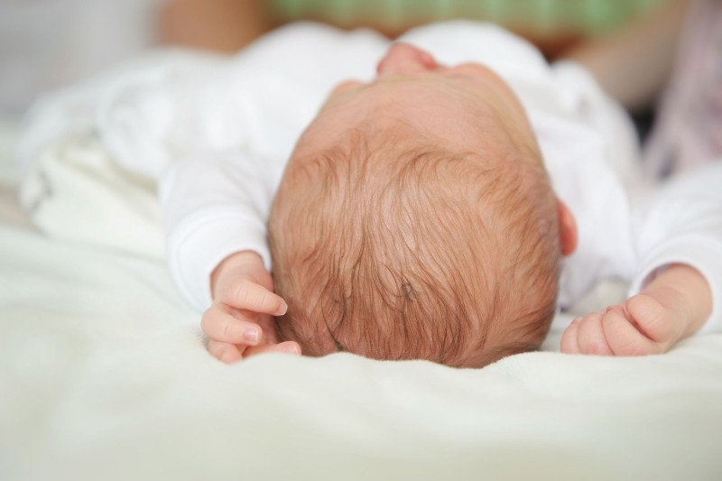 Zostawianie dzieci bez czujnej opieki, kiedy zasypiają budzi wiele kontrowersji wśród rodziców.