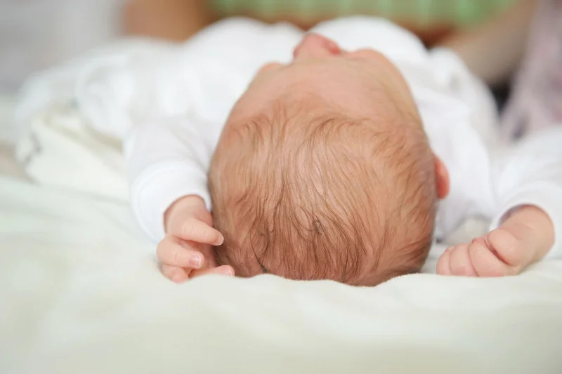 Zostawianie dzieci bez czujnej opieki, kiedy zasypiają budzi wiele kontrowersji wśród rodziców.