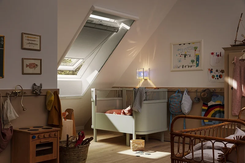 Moskitiera VELUX ZIL została zaprojektowana tak, by nie rzucała się w oczy, dawała komfort i była eleganckim dodatkiem do każdego wnętrza