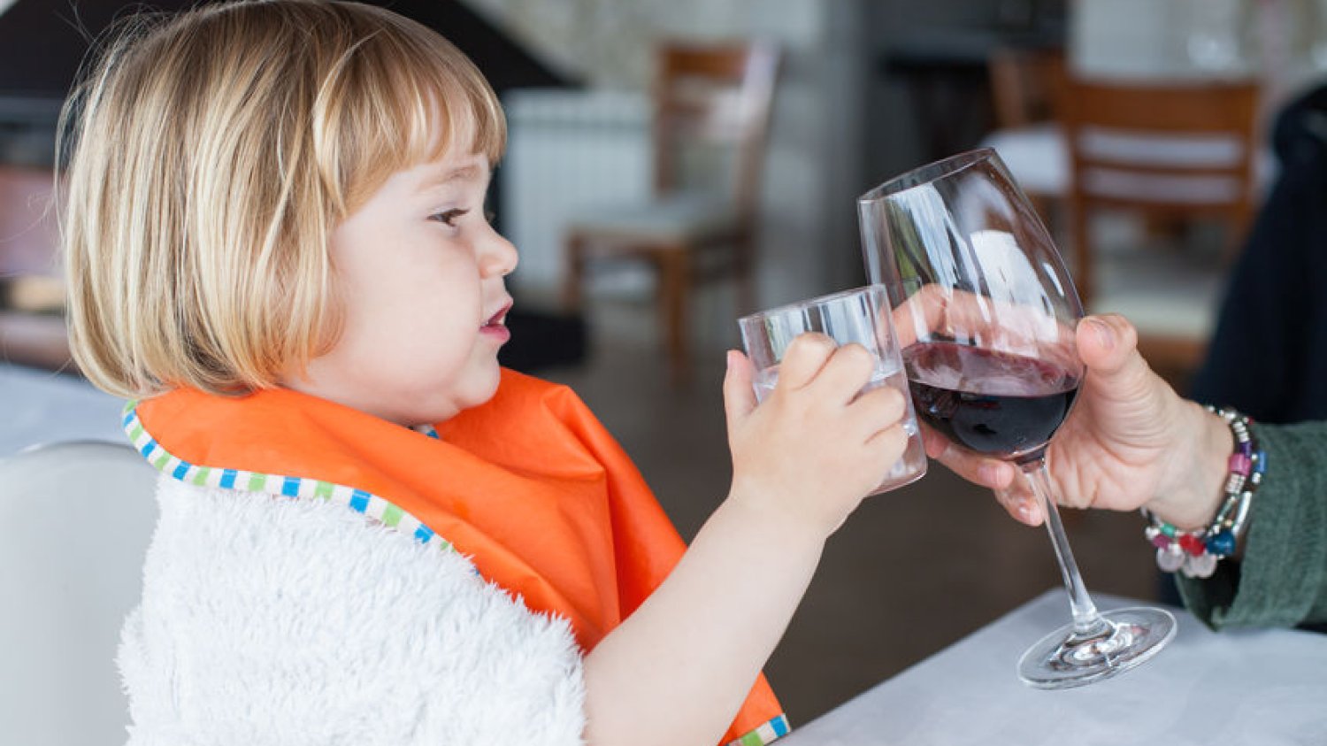 Oswajanie dzieci z piciem alkoholu może mieć poważne skutki