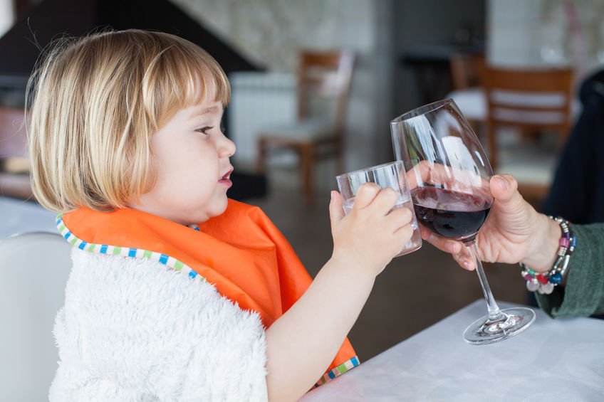 Oswajanie dzieci z piciem alkoholu może mieć poważne skutki