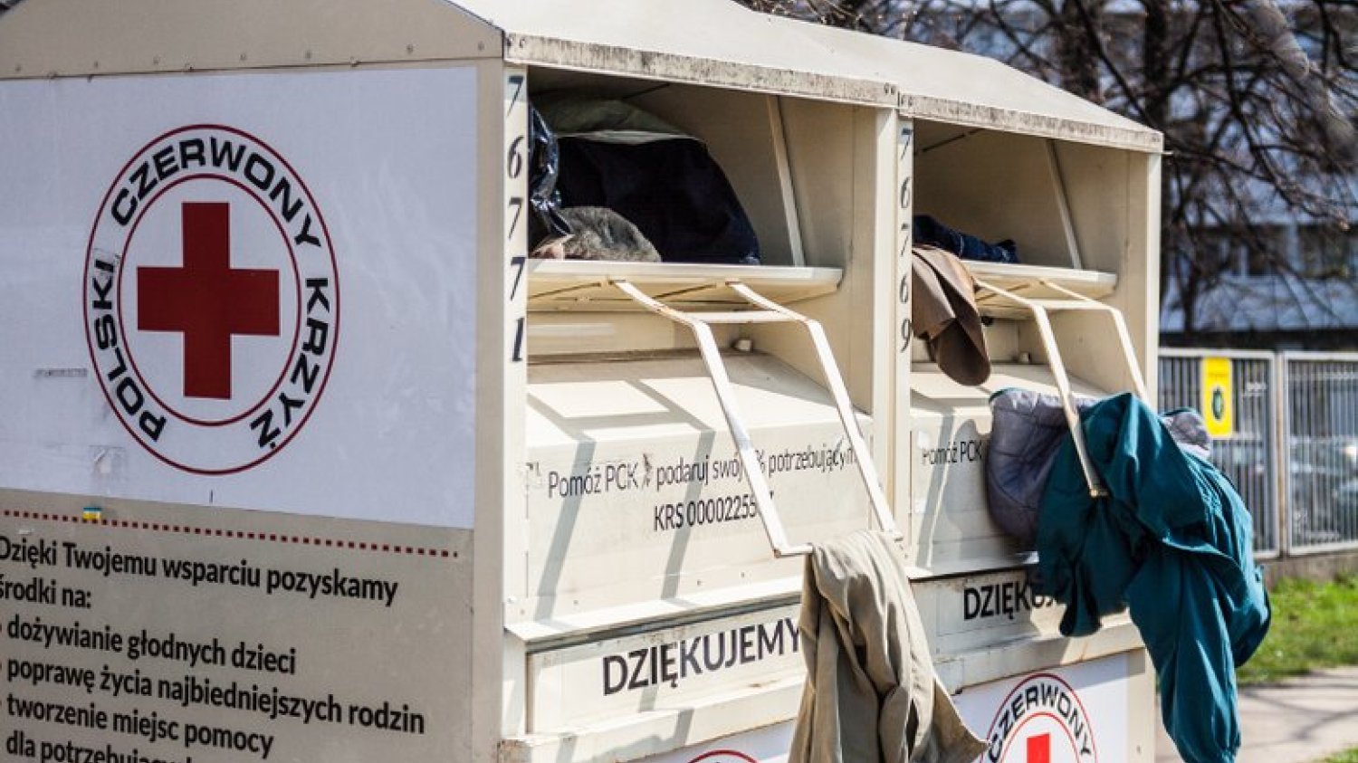 Gdzie wyrzucić stare ubrania?