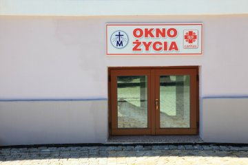 Niemowlę zostawione w płockim oknie życia