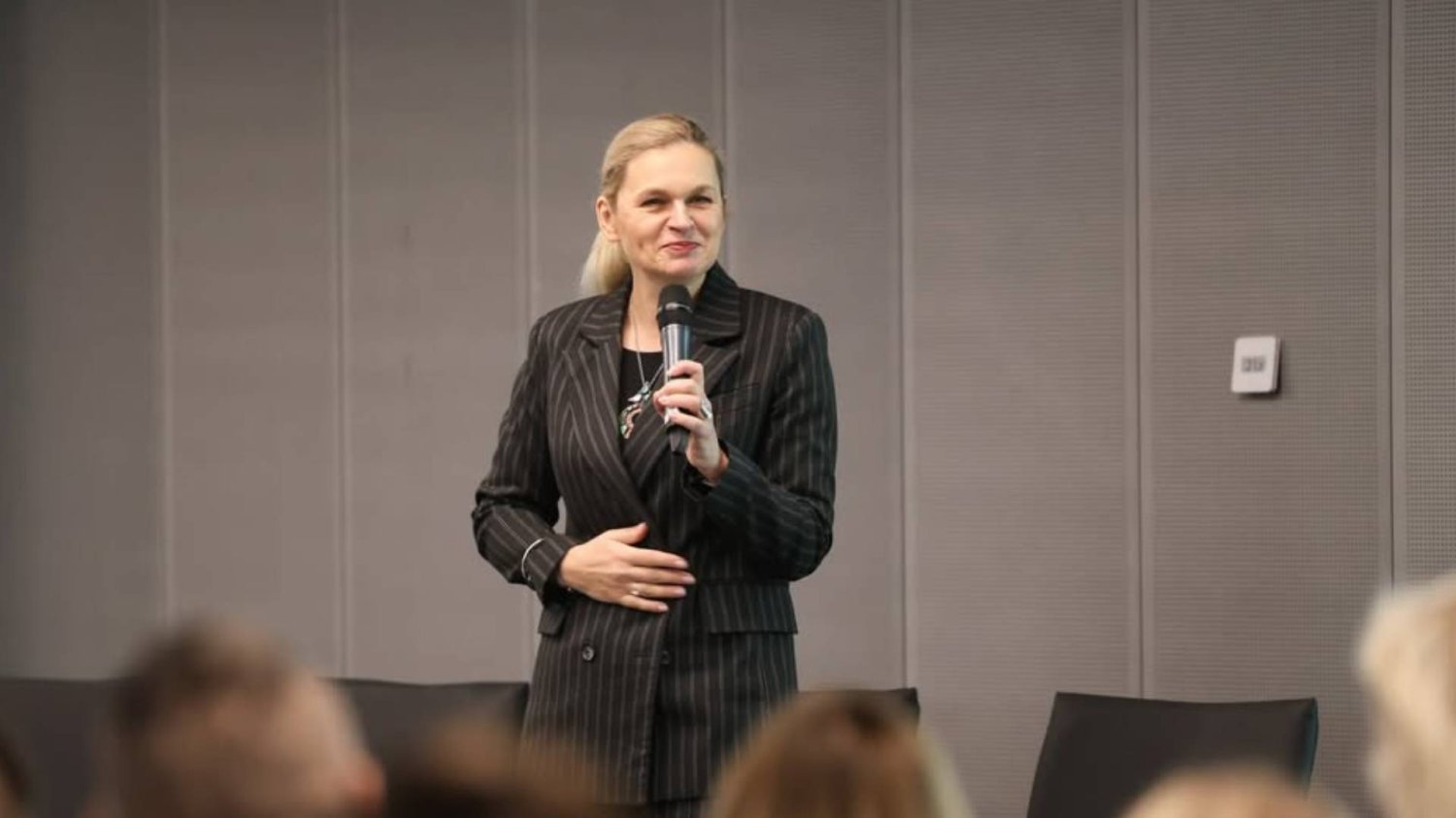 Szefowa MEN Barbara Nowacka podczas przemówienia