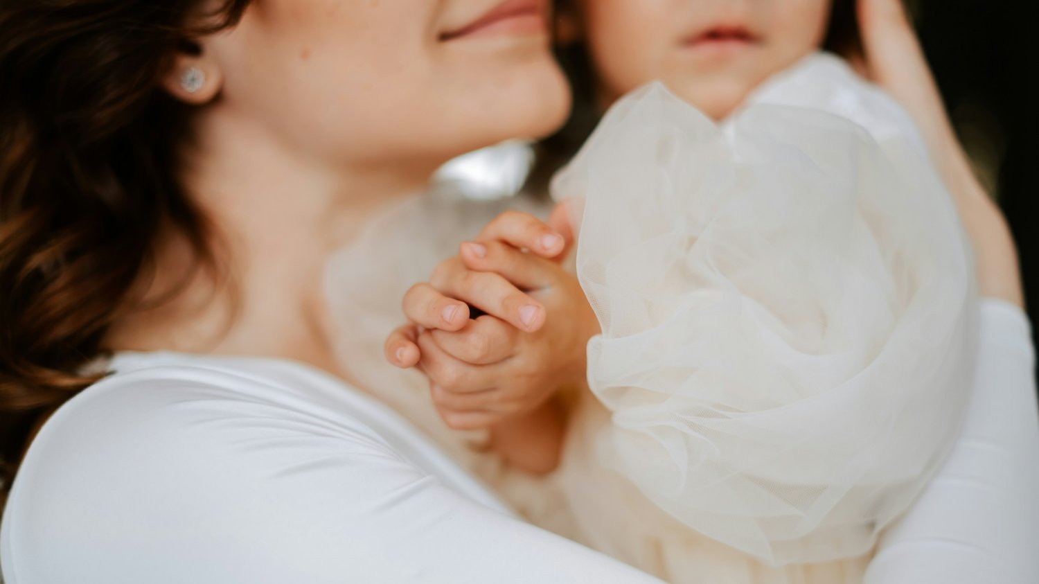 Klinika in vitro podała niewłaściwe nasienie. "Po narodzinach dziecka zorietnowałam się, że coś jest nie tak" Na zdjęciu kobieta trzymająca dziecko na rękach.