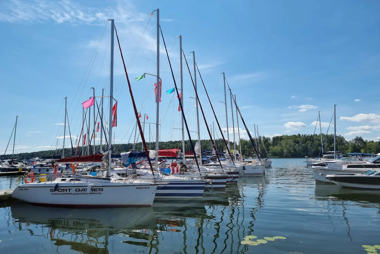 żeglarze w marinie w Mikołajkach