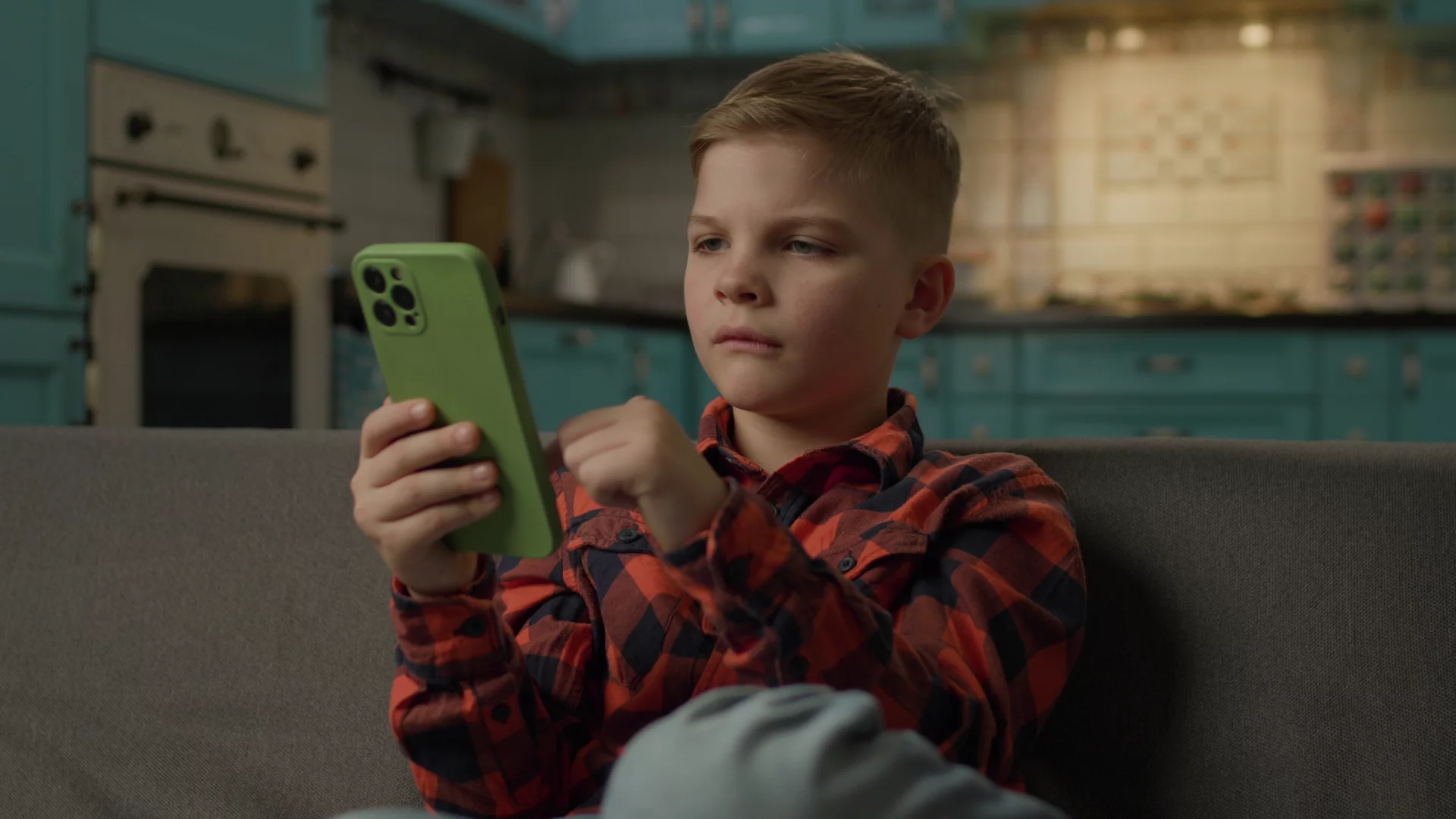 chłopiec z telefonem
