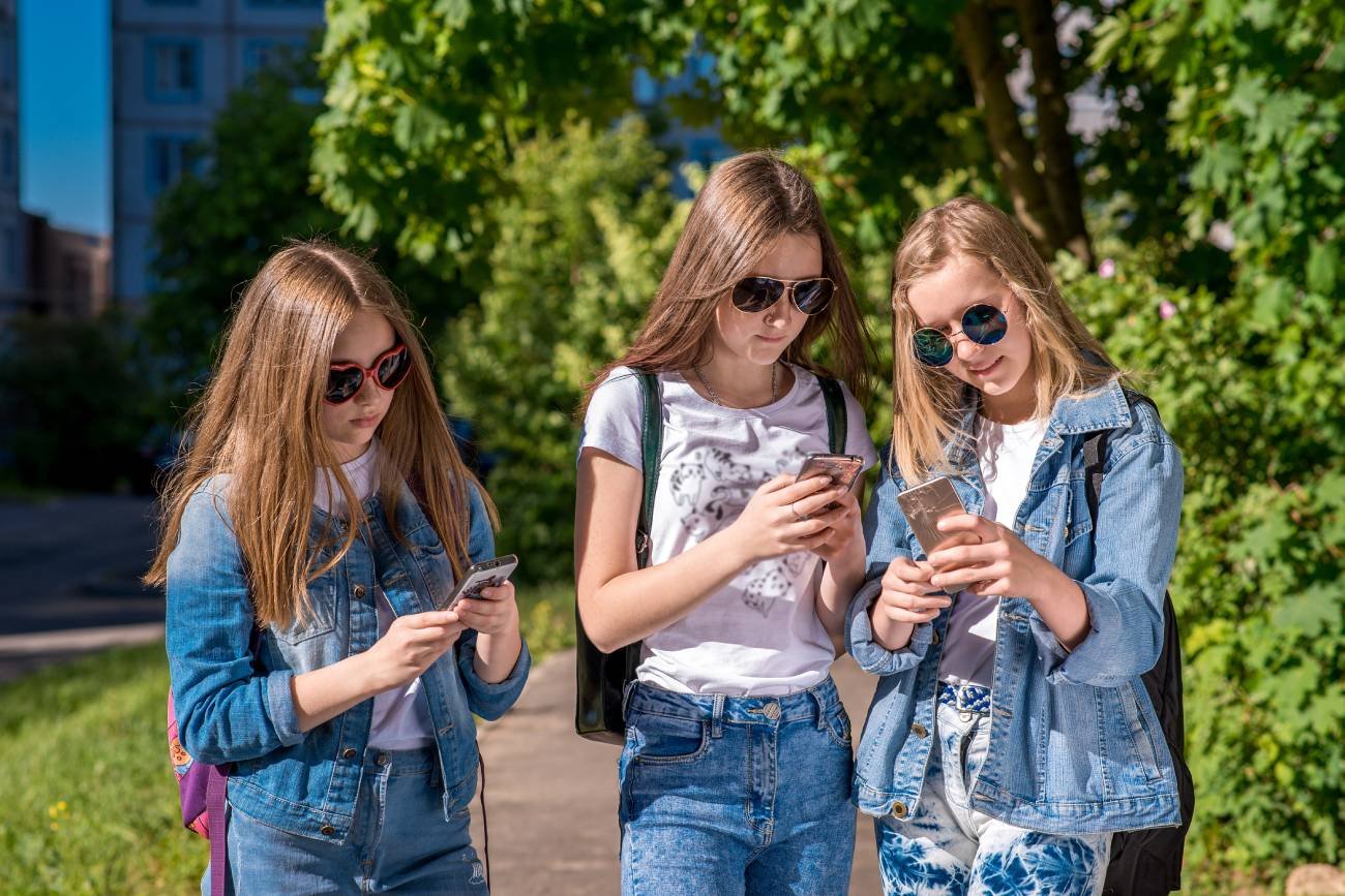 Nastolatki ze smartfonami. Nastolatki ze smartfonami.