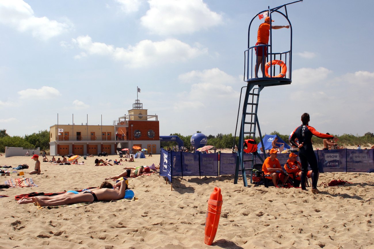 Piją alkohol, gapią się w telefon, a dzieci giną. Ratownik zszokowany zachowaniem rodziców na plaży