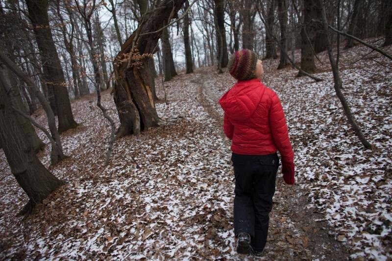 Brak komunikacji miejskiej, a jedyna droga do cywilizacji wiedzie przez las