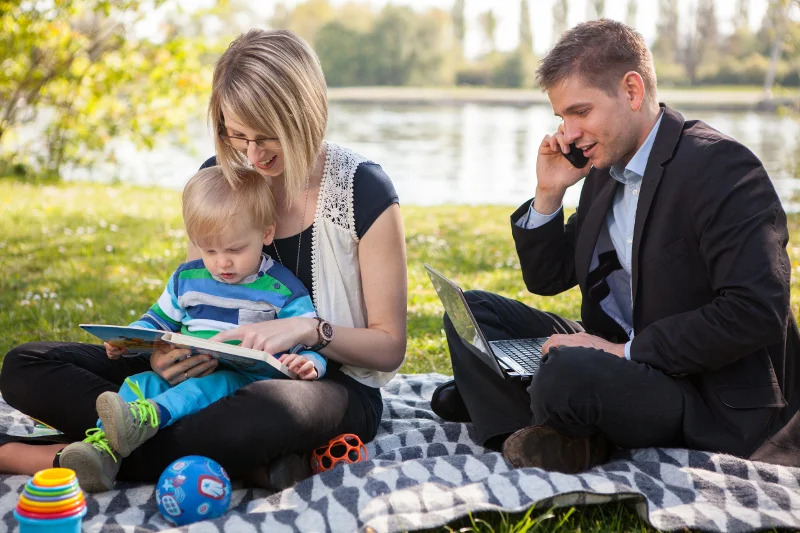 Jak pokazuje raport Pracuj.pl, work-life balance to wartość cenna dla wielu Polaków. Na naszym rynku jest niemal tyle samo rodziców, którzy czują wsparcie pracodawców w łączeniu pracy i życia osobistego jak i tych, którym tego brakuje.