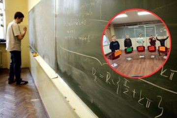 Uczniowie sprawdzają swoją wiedzę matematyczną podczas klasowego teleturnieju.