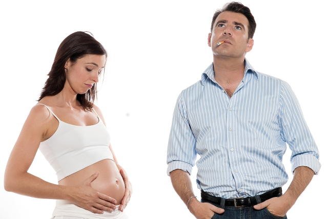 Jeśli ojciec pali papierosy, dziecko częściej choruje na astmę