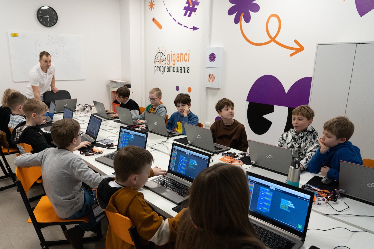Giganci Programowania ogłaszają start inauguracyjnej edycji bezpłatnych zajęć z programowania clickON, prowadzonych pod hasłem "Zamień granie na programowanie". Warsztaty odbywają się w całej Polsce od 17 stycznia do 7 marca 2025 roku.