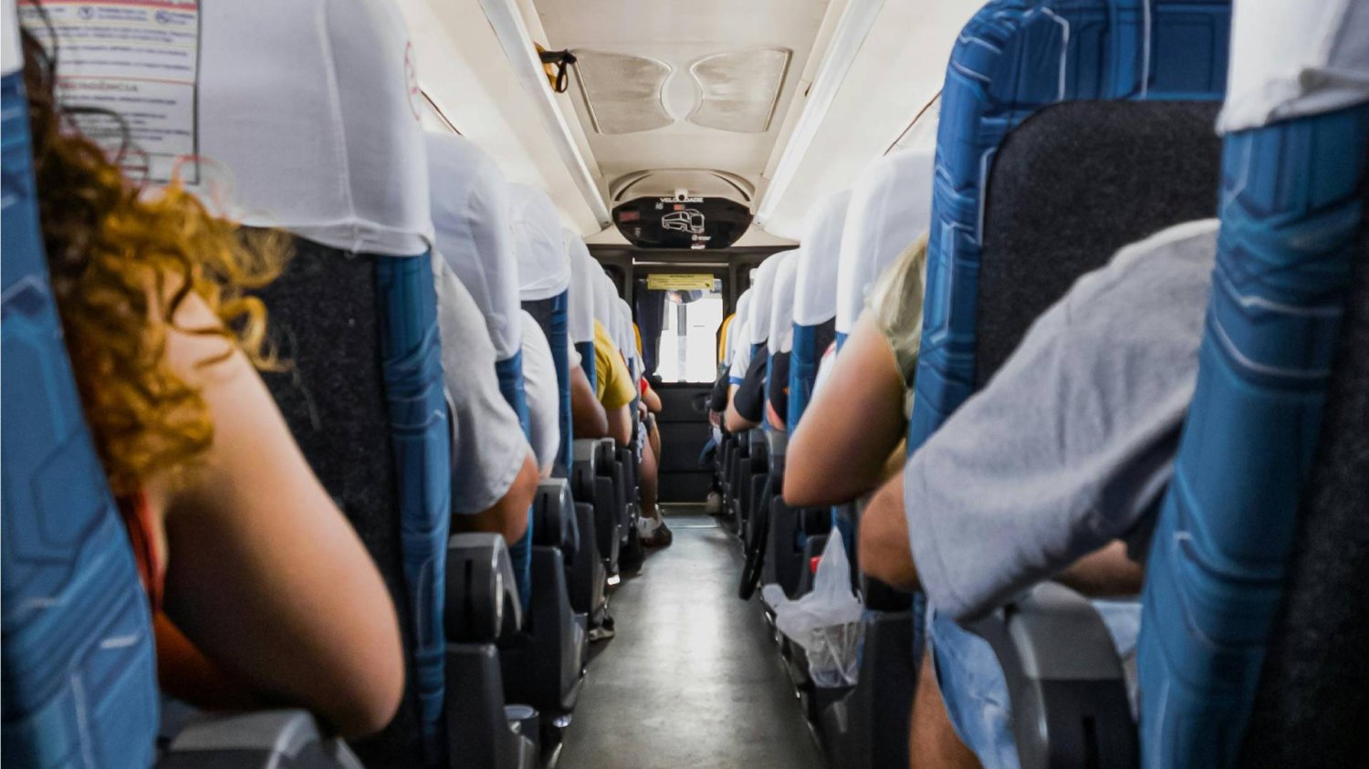 wnętrze wagonu pociągu z pasażerami wnętrze wagonu pociągu z pasażerami