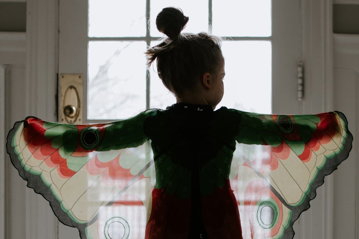 Teatrzyk domowy to jedna z ulubionych zabaw dzieci. W odgrywaniu scenek pomogą specjalne książeczki edukacyjne np. książki z magnesami, jedna z najnowszych serii imprintu HarperKids rozwijanego pod szyldem wydawnictwa HarperCollins Polska