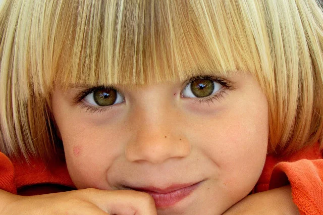 Fot. Pixabay / [url=https://pixabay.com/pl/dziecko-blond-ma%C5%82e-szcz%C4%99%C5%9Bliwy-oczy-820717/]Hezsa[/url] / [url=https://pixabay.com/pl/service/terms/#usage]CC0 Public Domain[/url]