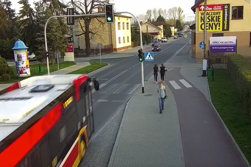 Wygłupy przy drodze mogły zakończyć się śmiercią.