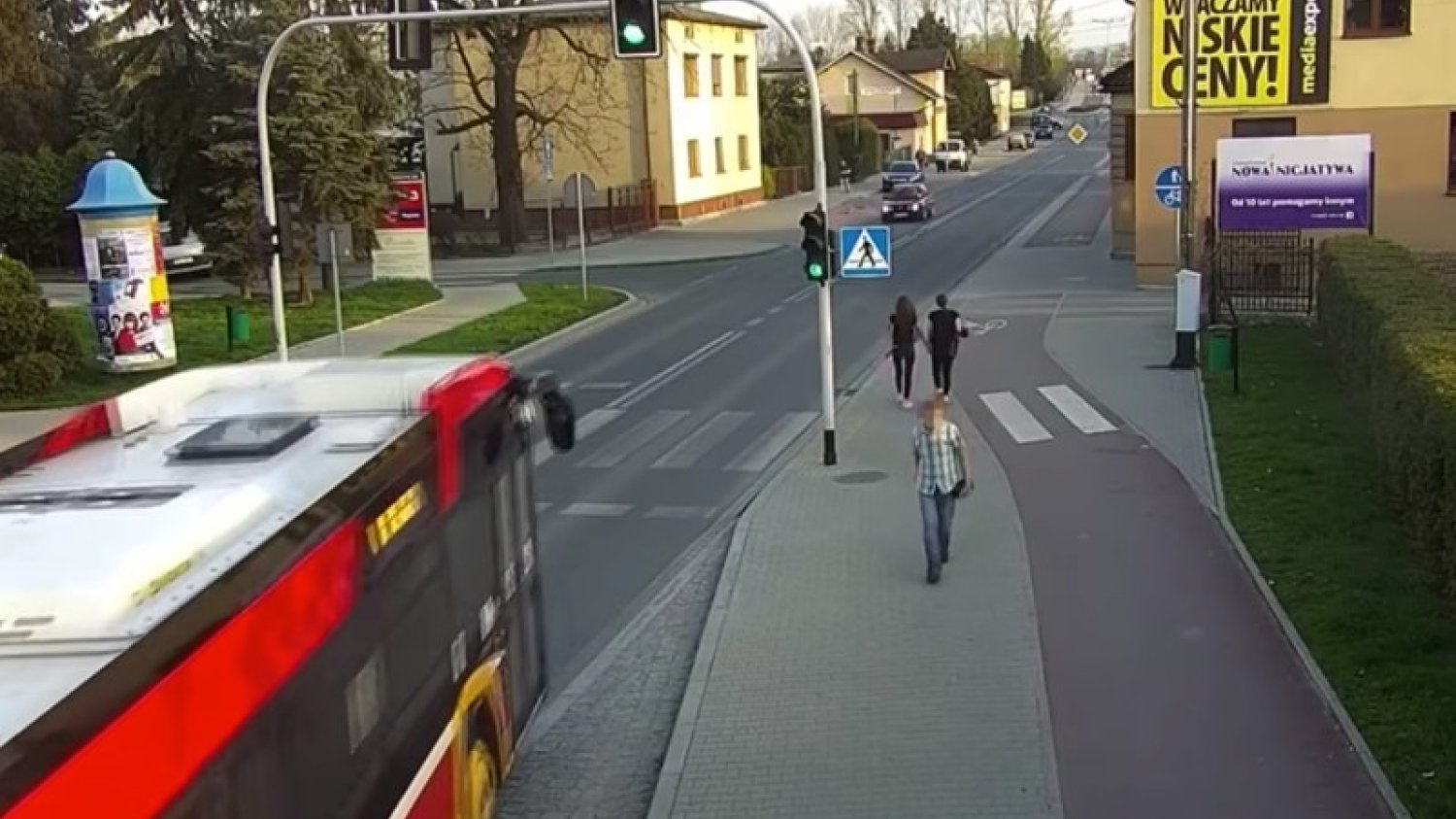 Wygłupy przy drodze mogły zakończyć się śmiercią.