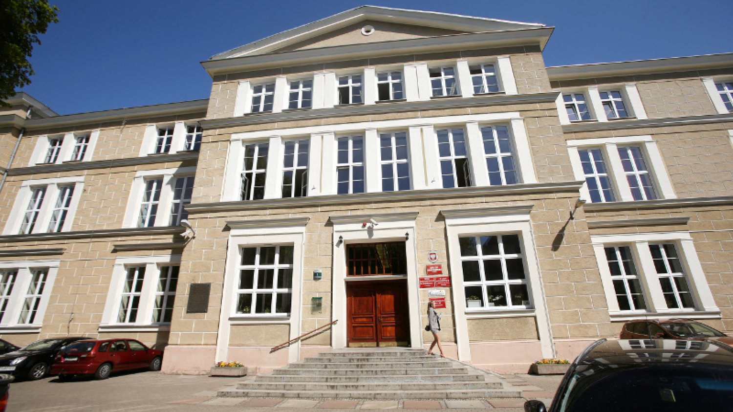 Przed budynkiem IX Liceum Ogólnokształcące im. Bohaterów Monte Cassino pojawiły się napisy wspierające strajk nauczycieli
