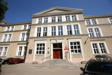 Przed budynkiem IX Liceum Ogólnokształcące im. Bohaterów Monte Cassino pojawiły się napisy wspierające strajk nauczycieli