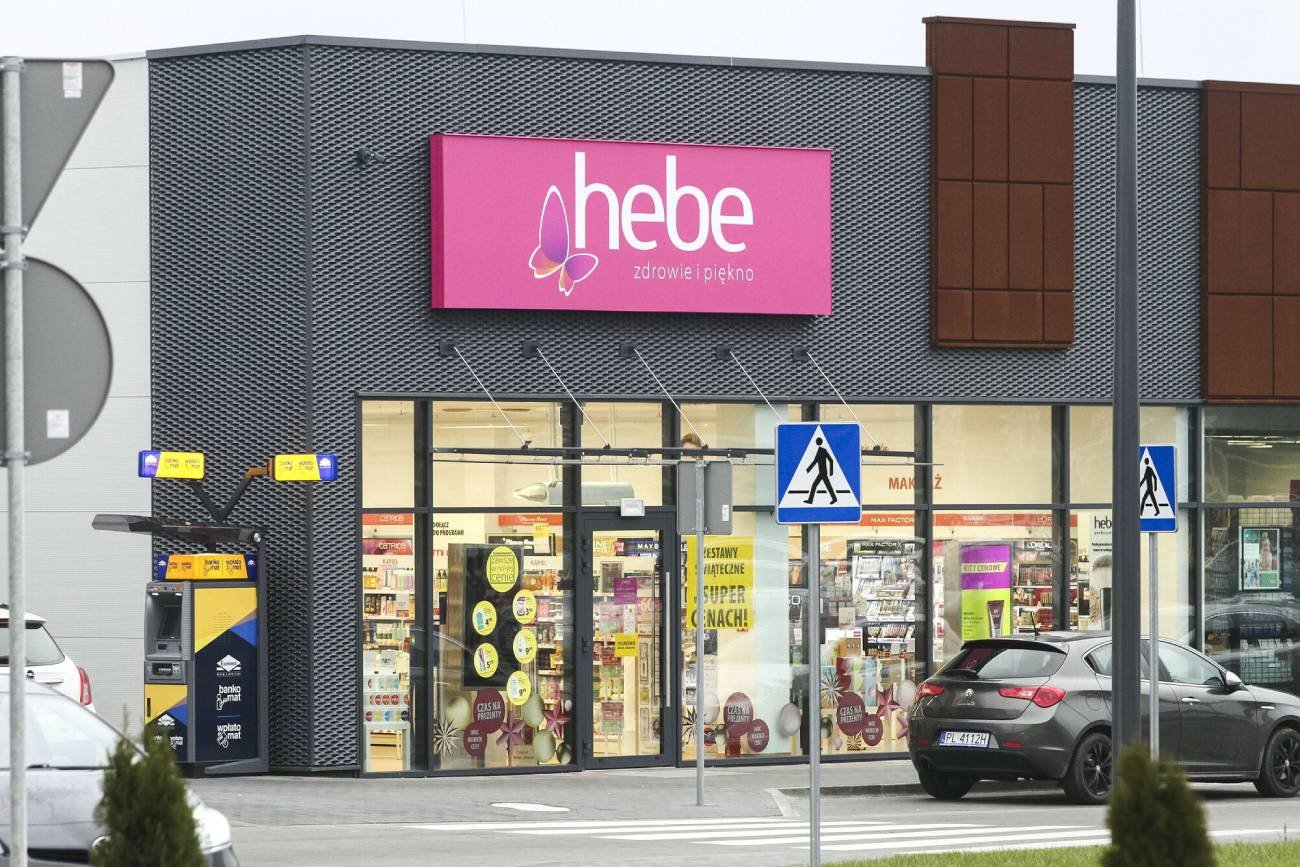 Zamiennik kultowego zapachy Black Opium YSL kupisz w Hebe za grosze.