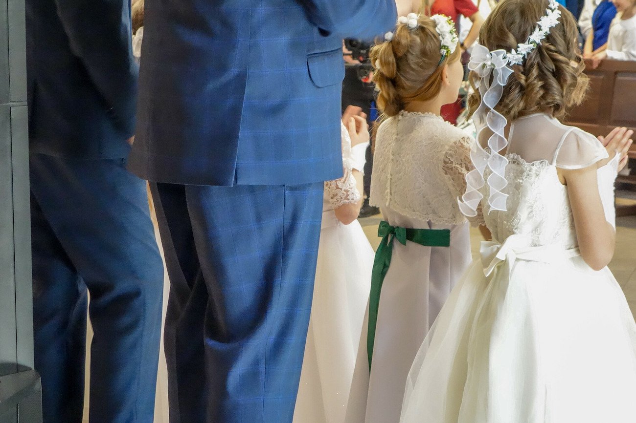 Ksiądz chce skasowania Pierwszych Komunii. "Szkodliwe zjawisko społeczne"