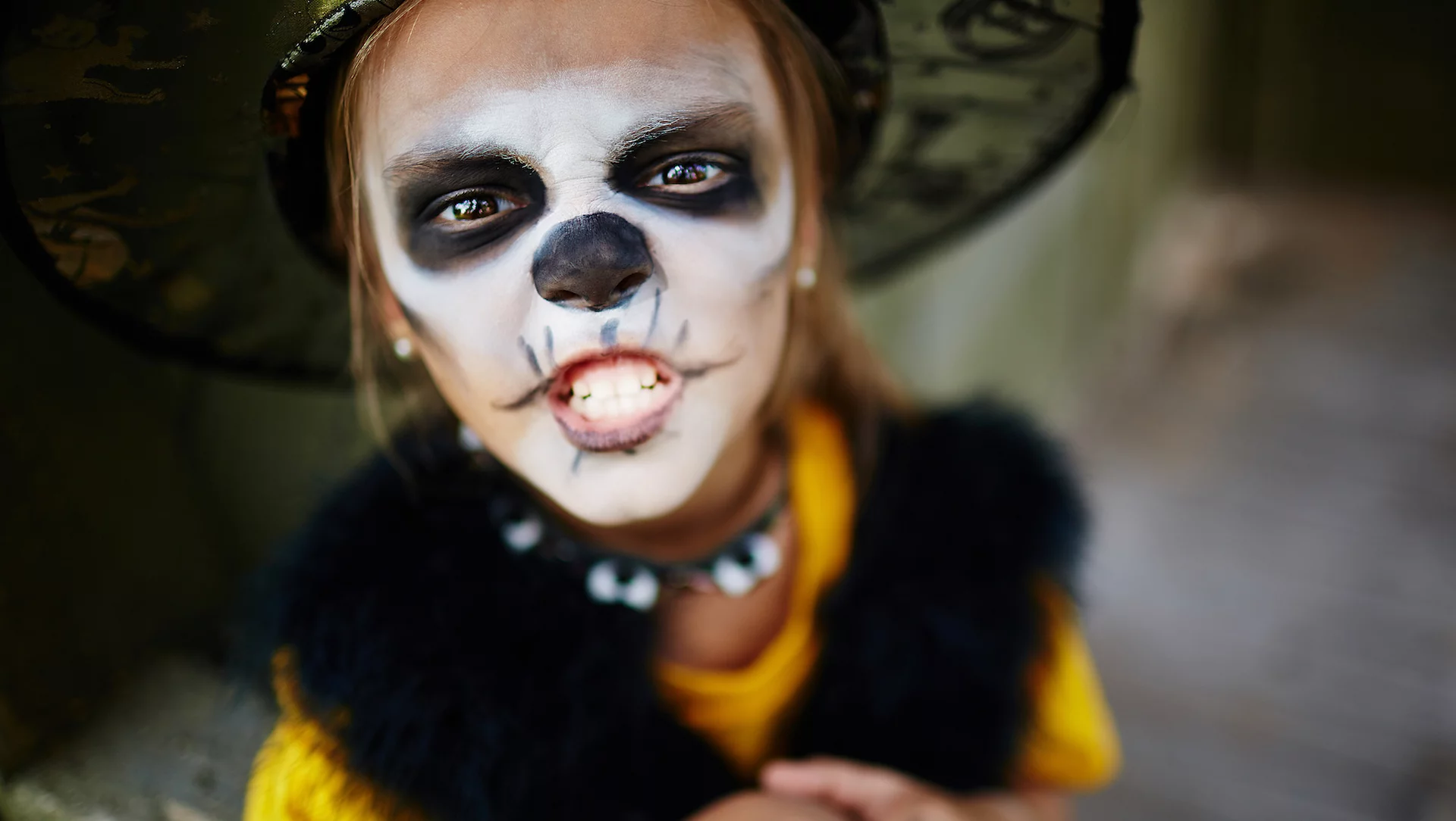 dziewczynka przebrana na Halloween