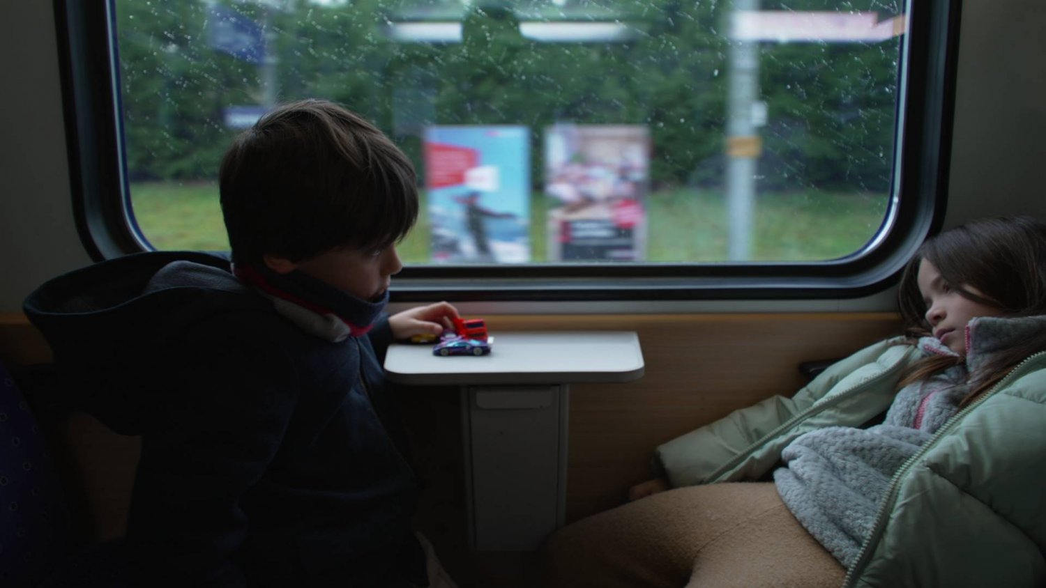 Chłopiec w pociągu wchodził mamie na głowie. Pasażerka zareagowała zupełnie inaczej