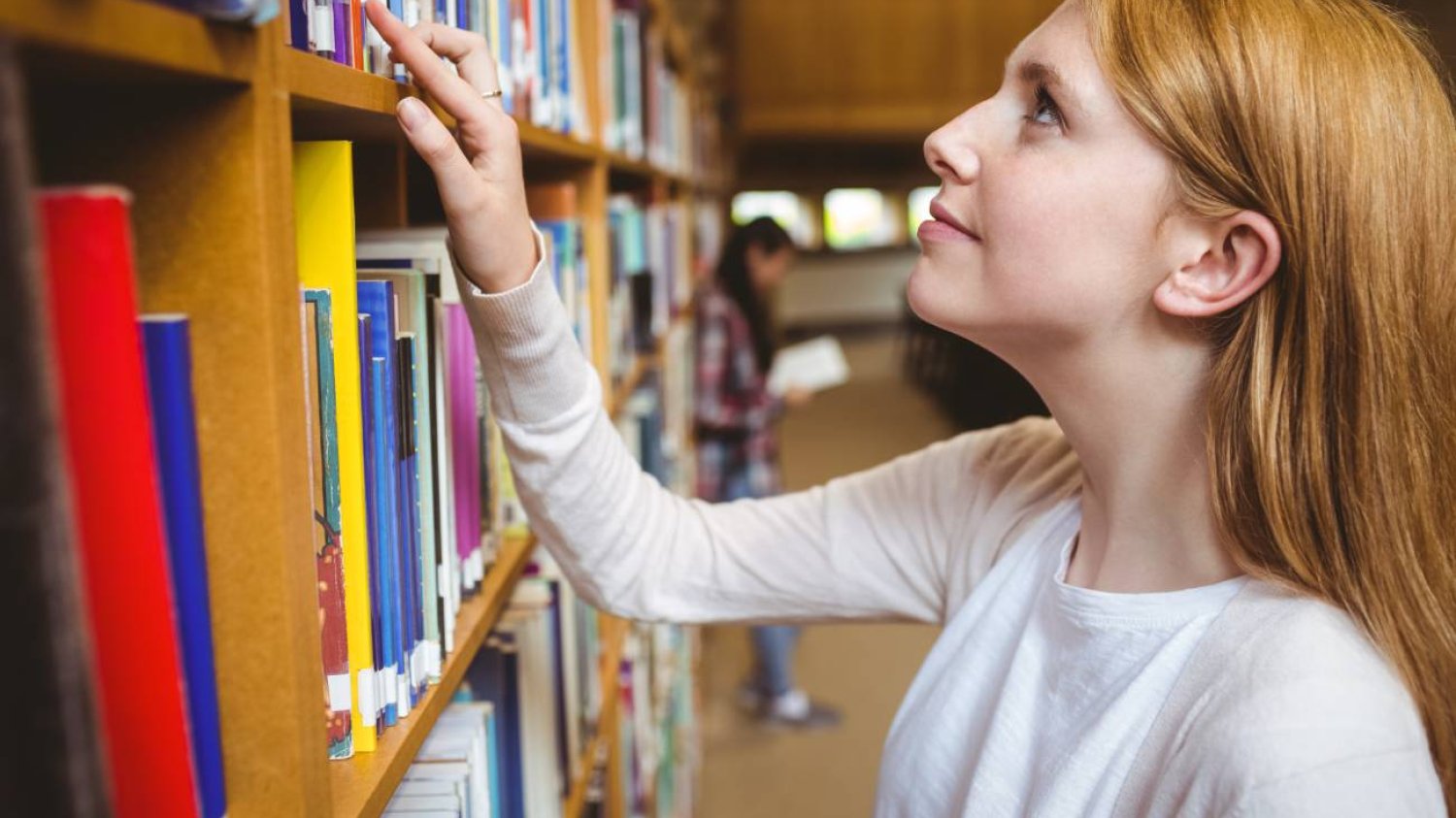 Nauczycielka pracująca w bibliotece.