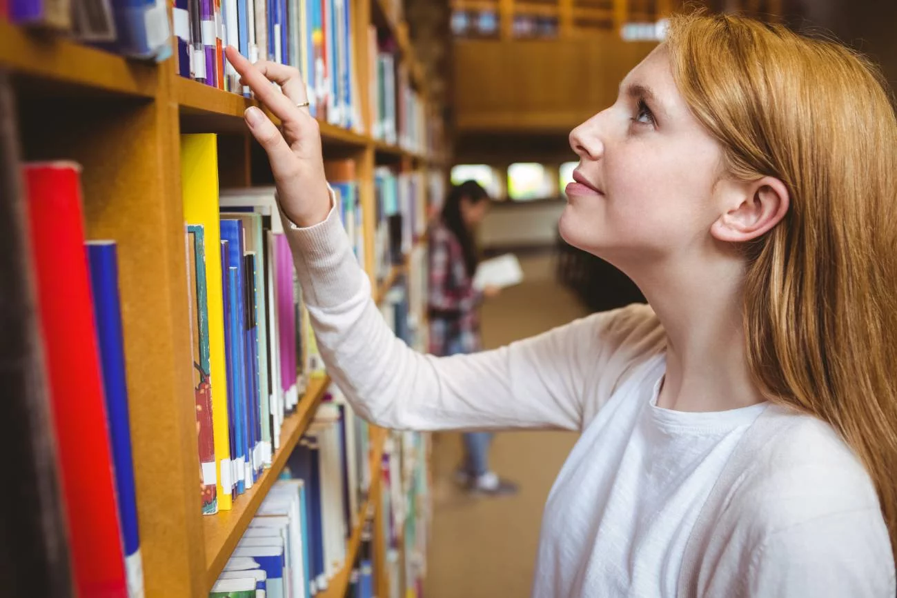 Nauczycielka pracująca w bibliotece. Nauczycielka pracująca w bibliotece.