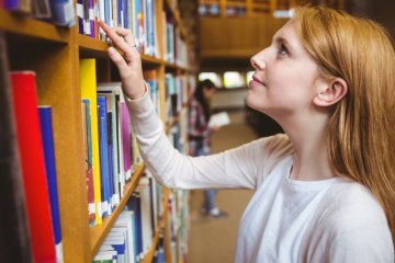 Nauczycielka pracująca w bibliotece. Nauczycielka pracująca w bibliotece.