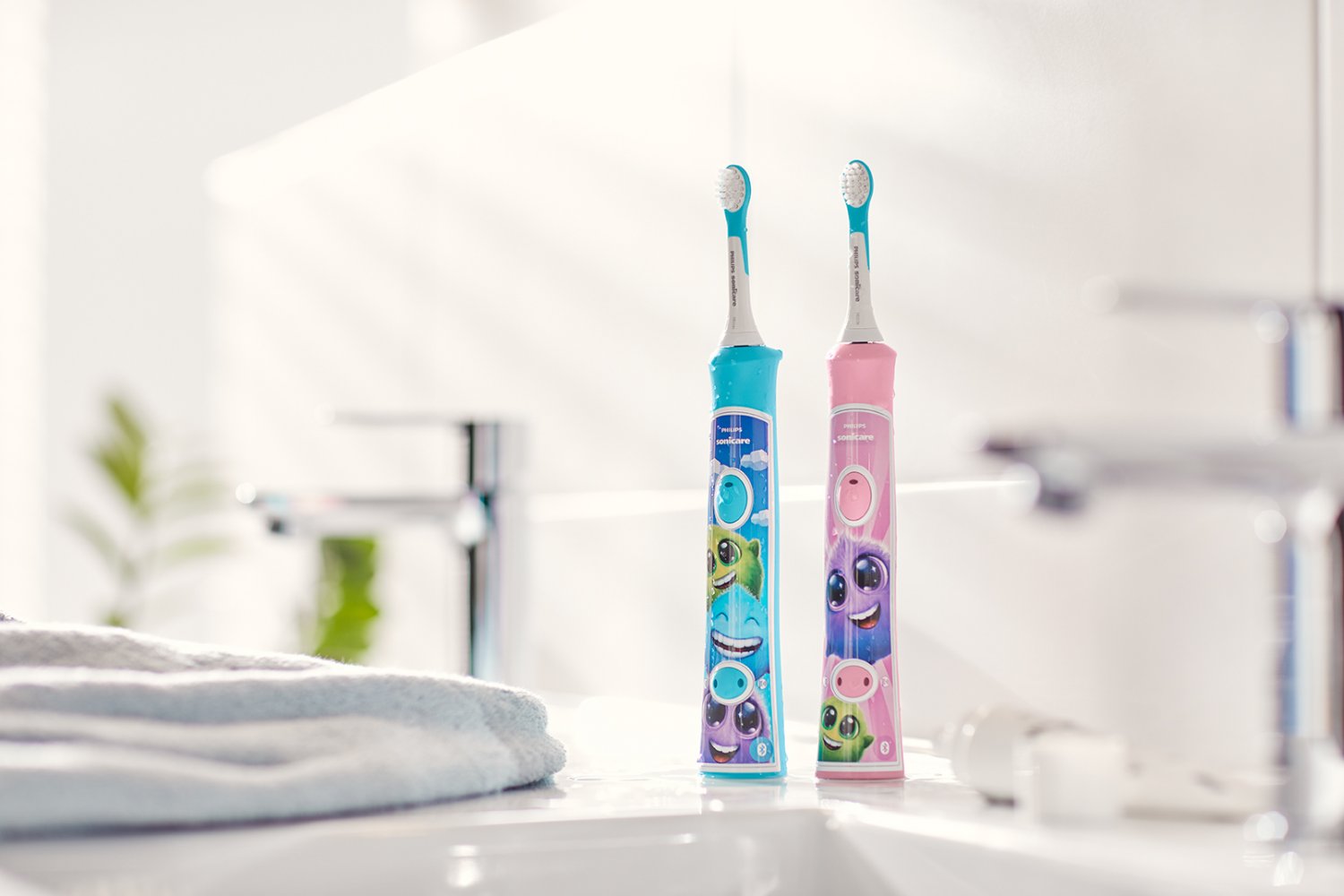 Szczoteczka Philips Sonicare For Kids pomaga szczotkować zęby dokładniej i dłużej. Dzięki interaktywnej aplikacji dzieci świetnie się bawią, a rodzice mają pewność wyrabiania u pociech dobrych nawyków mycia zębów.