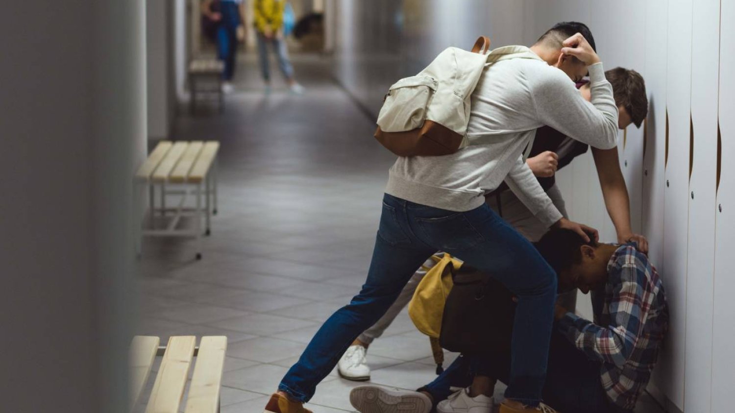 Uczniowie agresywnie zachowują się względem kolegi. Uczniowie agresywnie zachowują się względem kolegi.