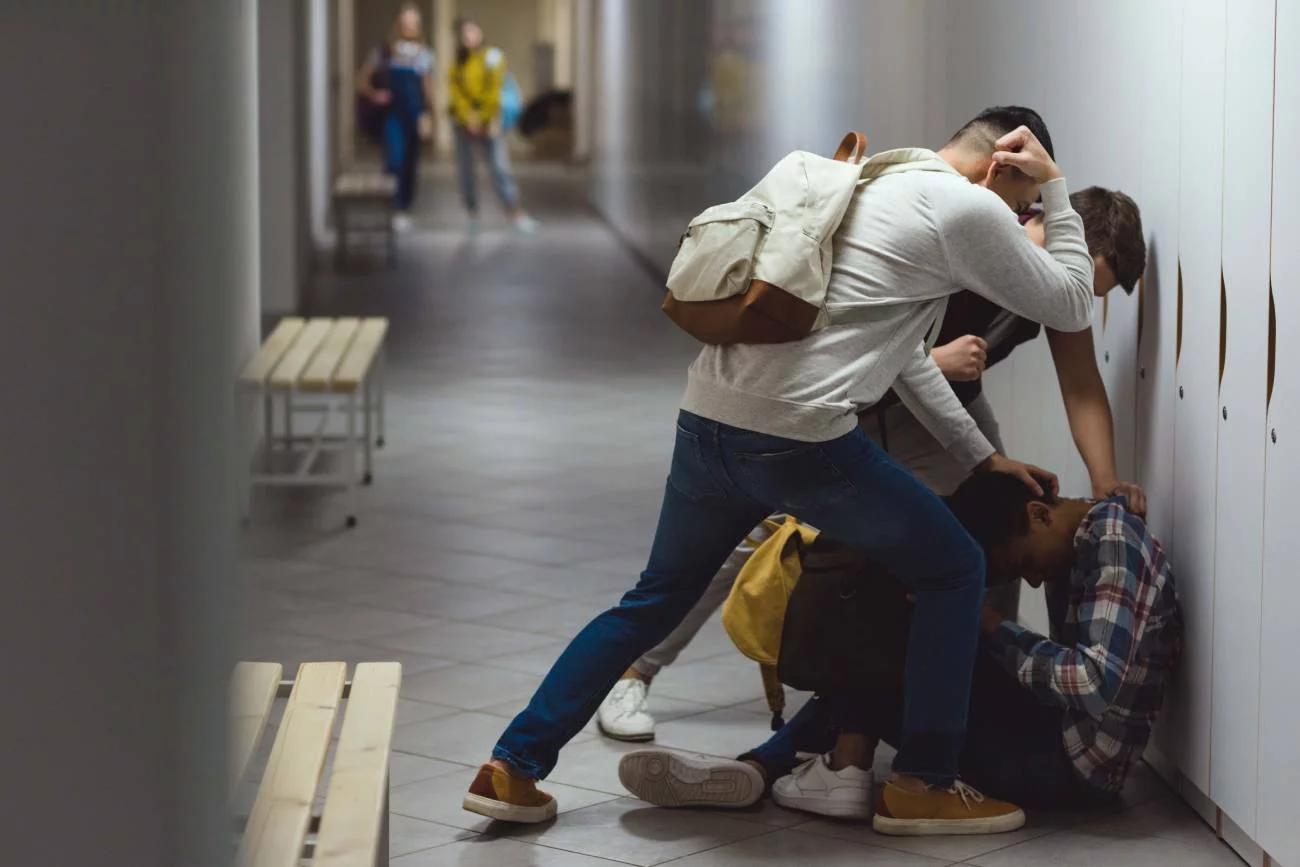 Uczniowie agresywnie zachowują się względem kolegi. Uczniowie agresywnie zachowują się względem kolegi.