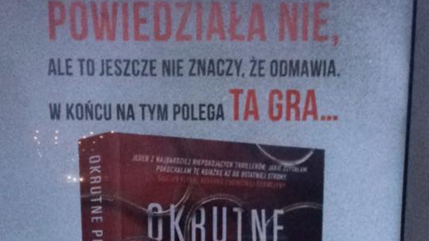Reklama, która wisi na przystankach, szkodzi kobietom. Nikt się tym jednak nie przejmuje