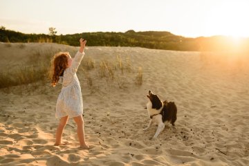 dziecko, plaża, wypoczynek nad wodą, pies na plaży